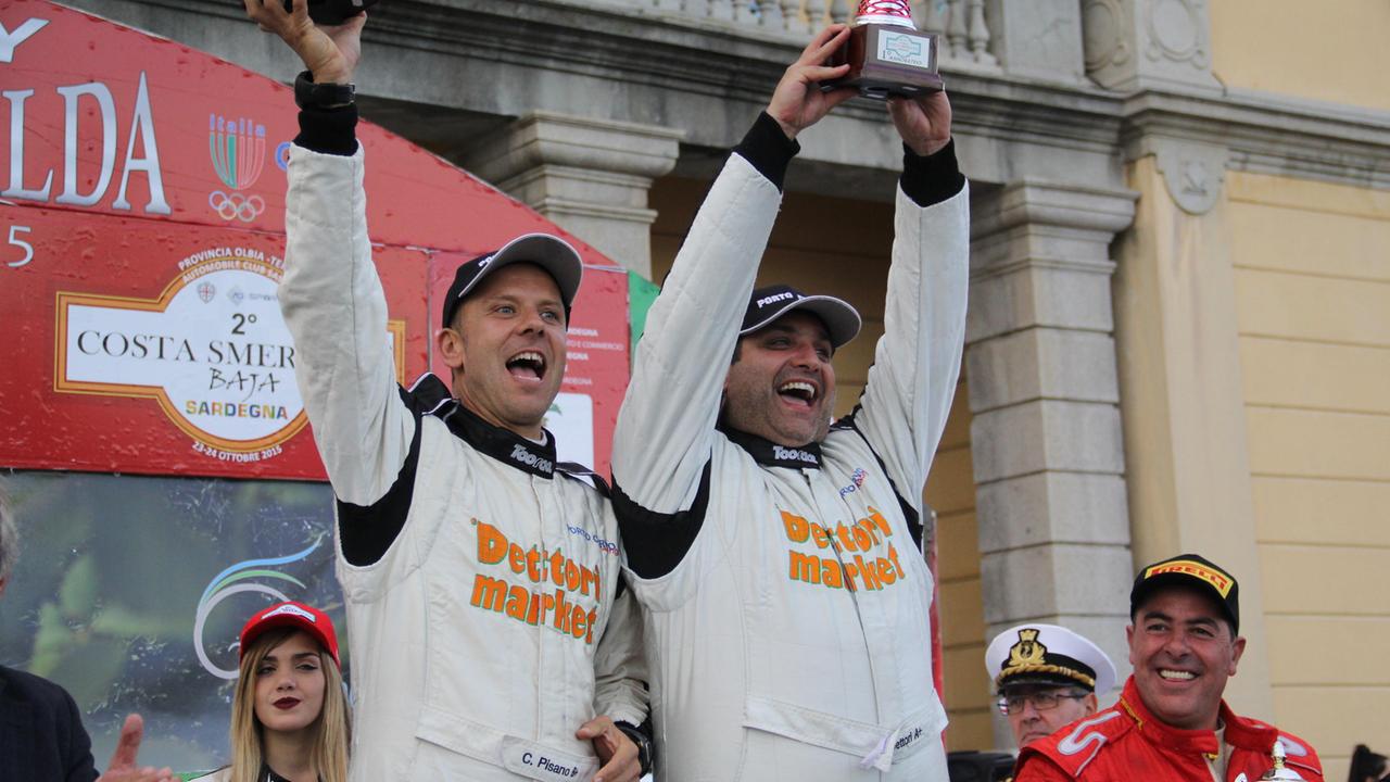 Giuseppe Dettori e Carlo Pisano esultano per la vittoria nel rally Costa Smeralda