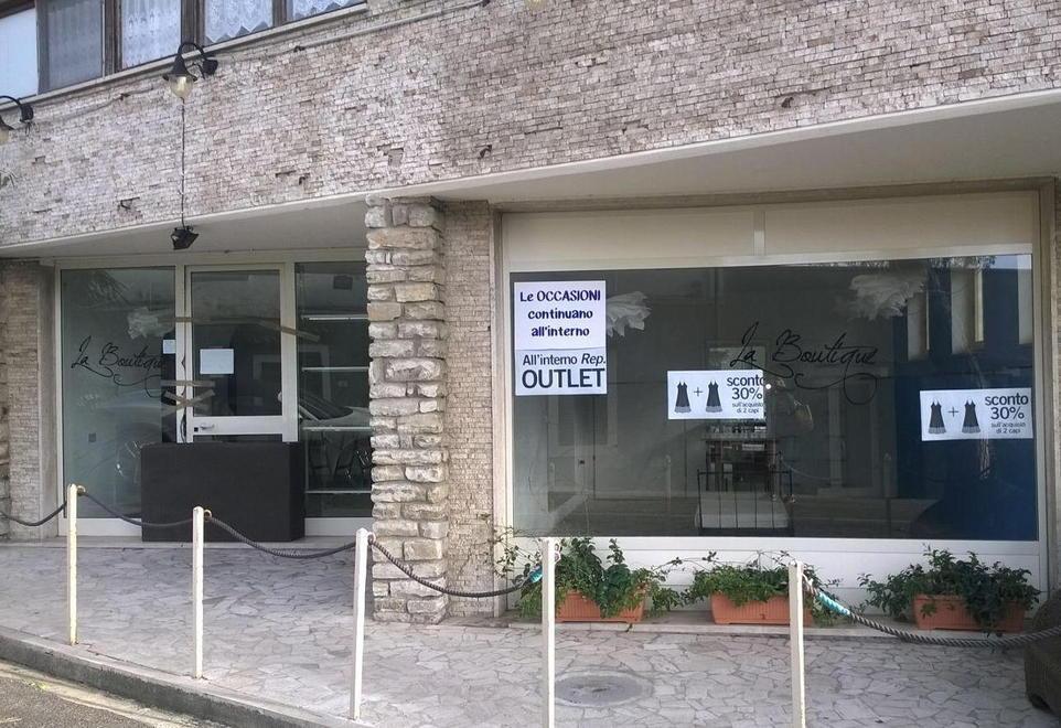 L'esterno del negozio di abbigliamento svaligiato dai ladri