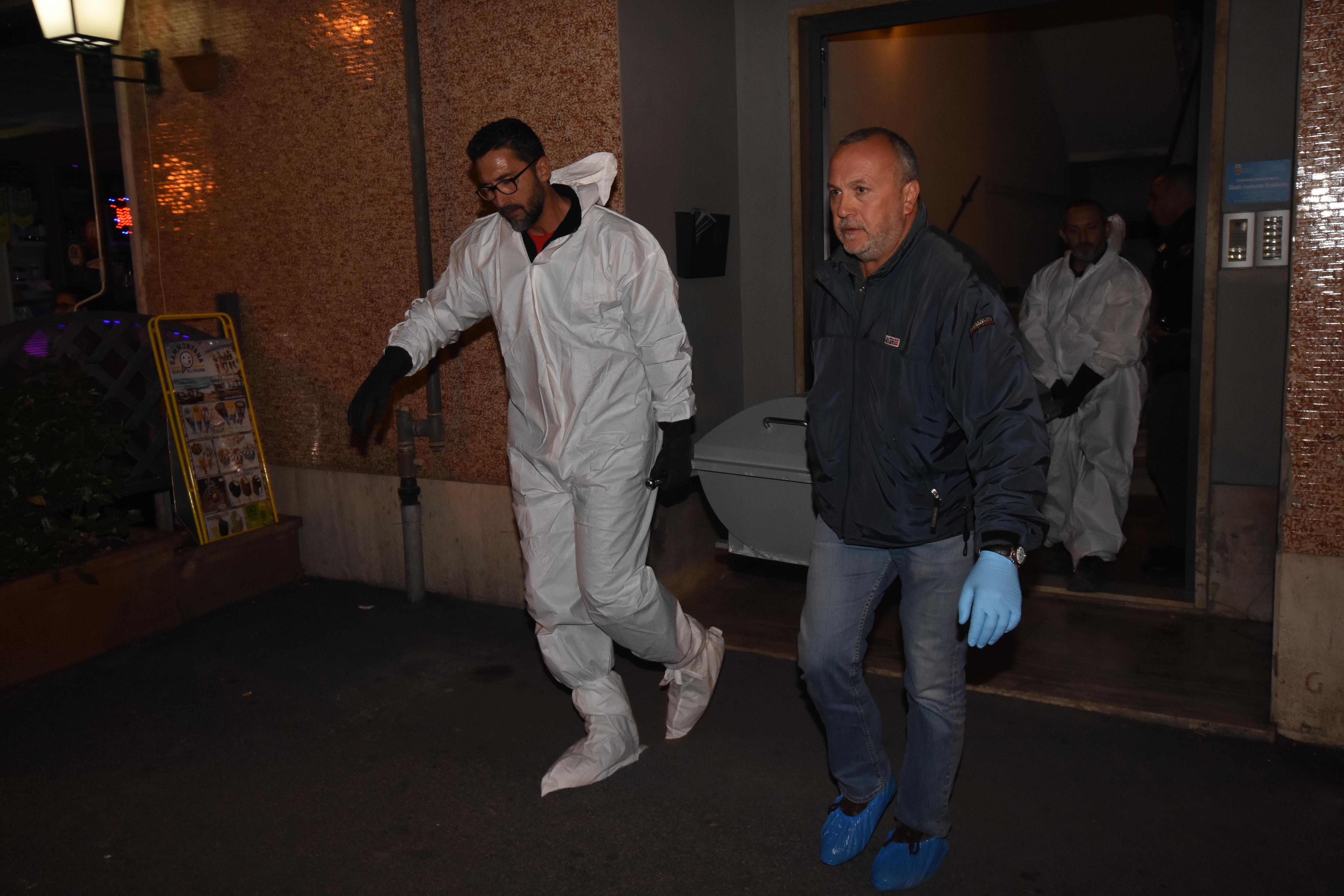 La rimozione della salma della donna (foto Bf)