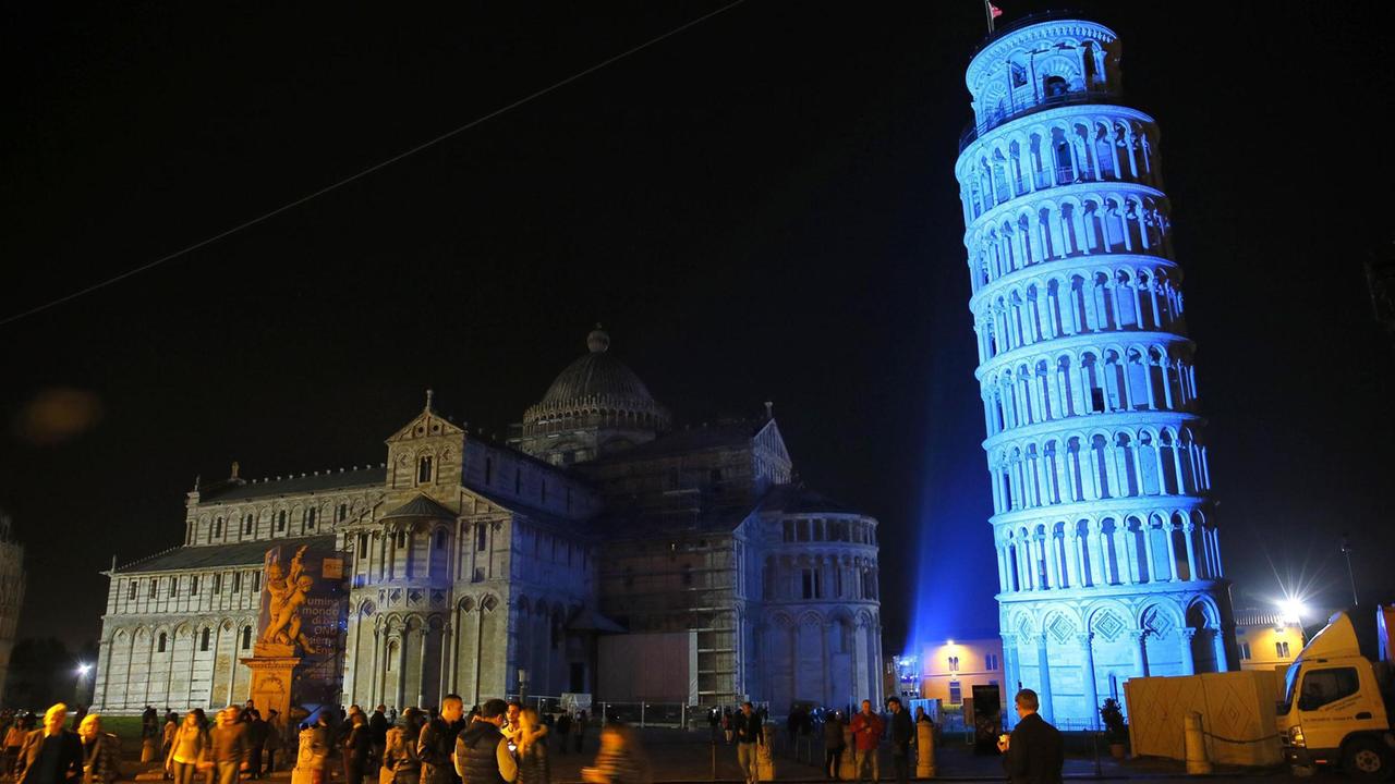 Un'immagine della Torre di Pisa illuminata di blu