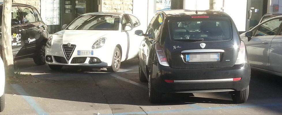 Occupa due stalli del parcheggio con l’auto
