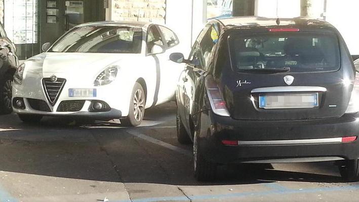 Occupa due stalli del parcheggio con l’auto
