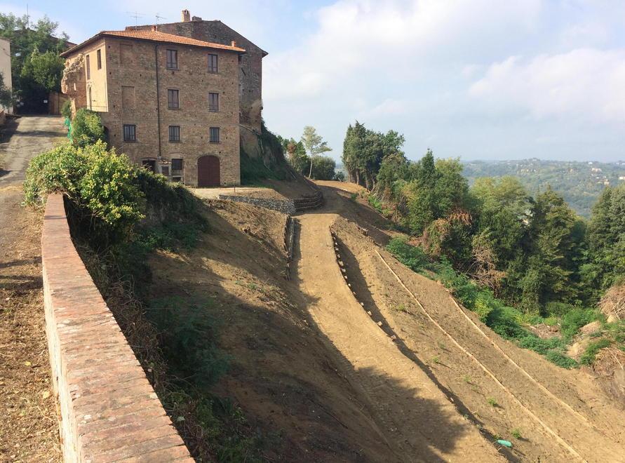 A Toiano si lavora per il rifacimento del ponte di accesso 