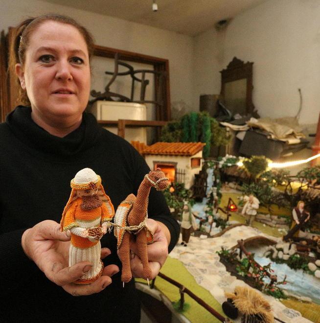 Madre combatte grave malattia con un maxi-presepe all’uncinetto 