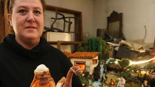 Madre combatte grave malattia con un maxi-presepe all’uncinetto