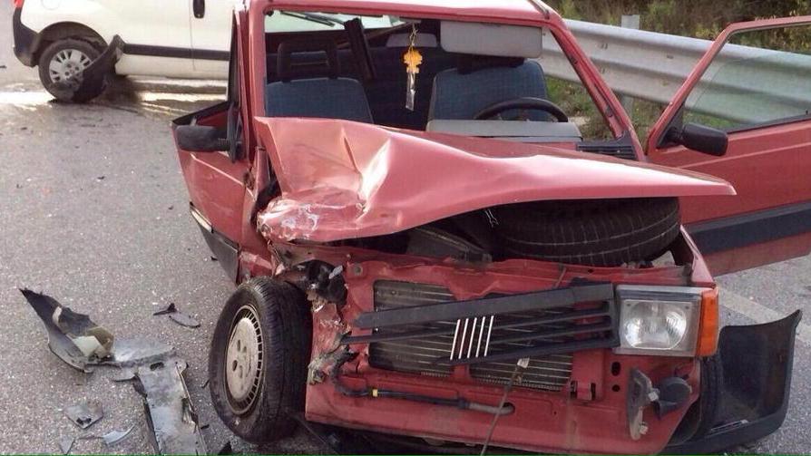 Scontro frontale ferita una giovane