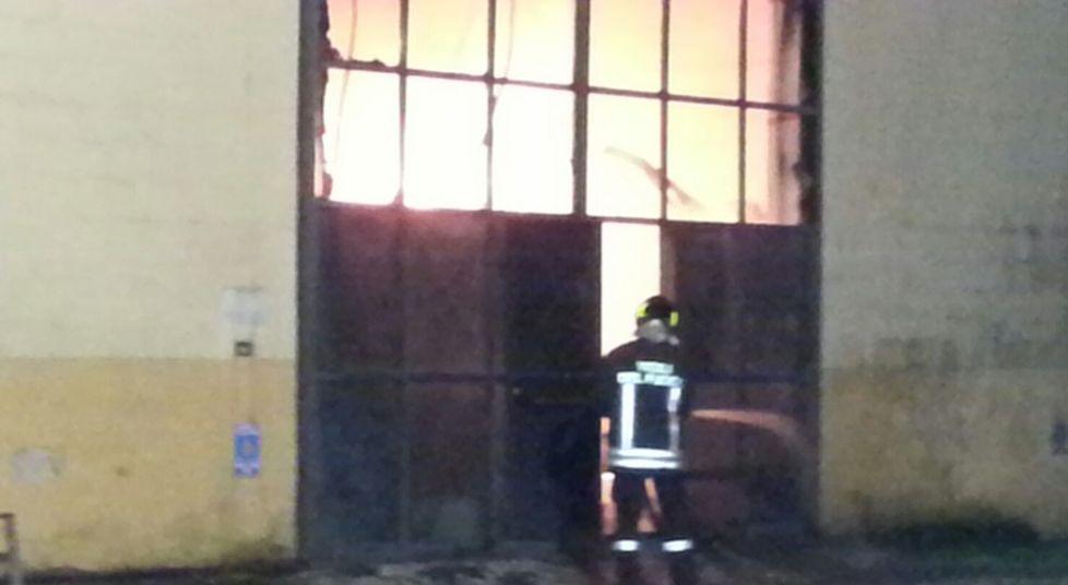 A fuoco deposito di mobili e arredi a Pieve San Paolo 