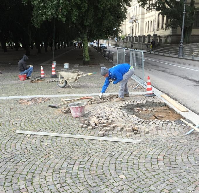 Danneggiata la nuova pavimentazione