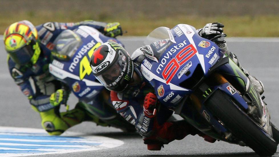 Lorenzo è il più veloce Rossi solo ottavo con noie alle gomme