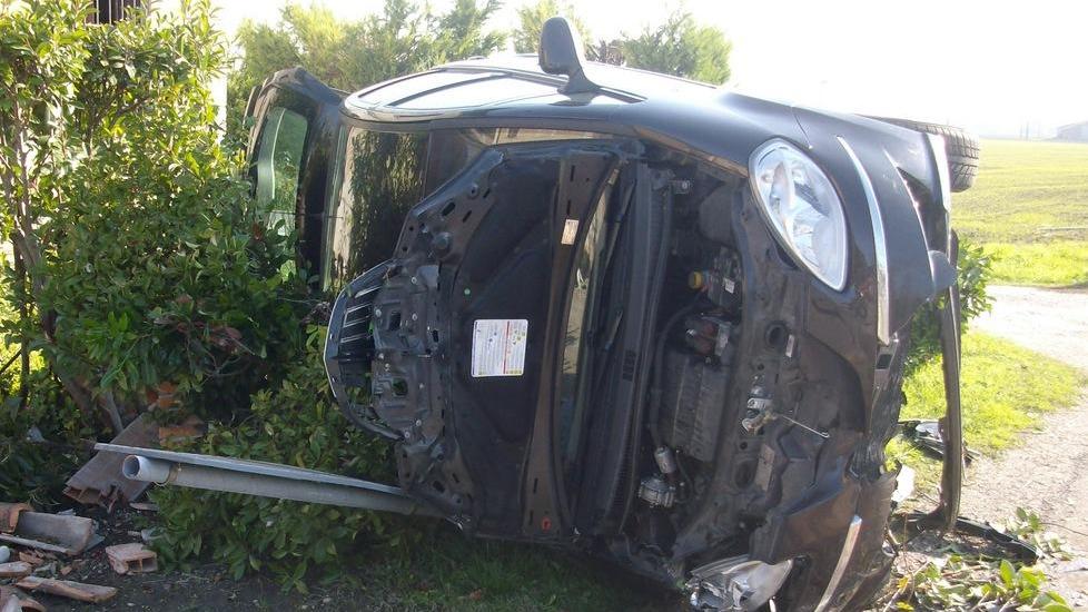 Esce di strada in auto, donna ferita