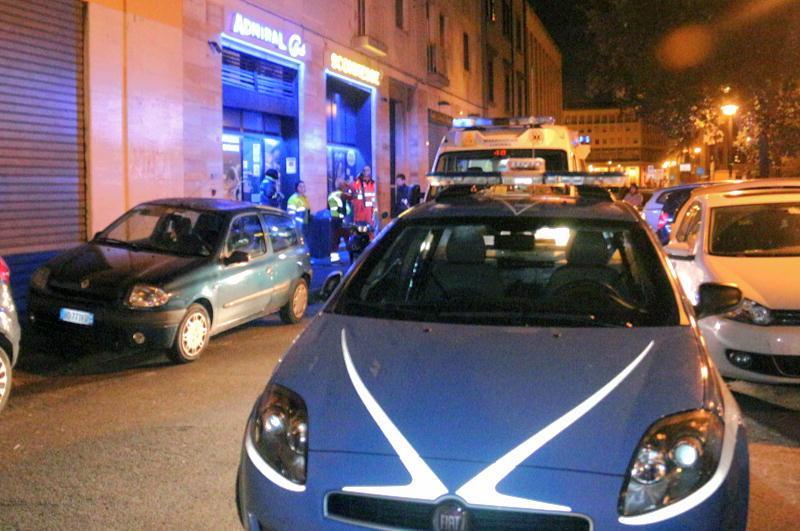 La volante della polizia all'Admiral Club (Marzi Pentafoto)