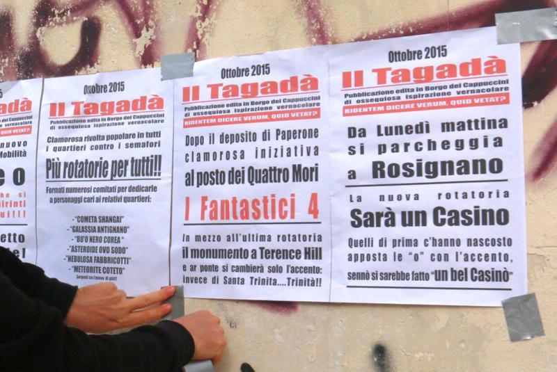 I cartelli ironici dei residenti (Marzi Pentafoto)