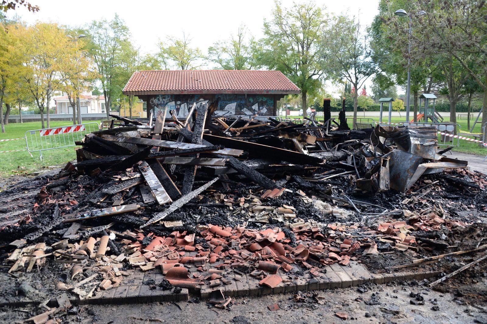 Incendiata una casetta al parco dei Salici
