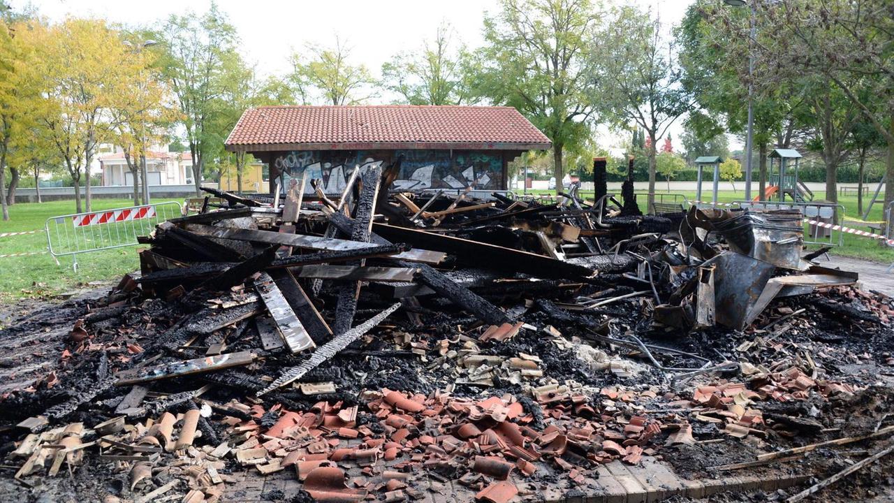 Incendiata una casetta al parco dei Salici