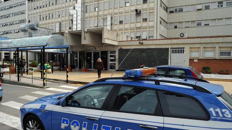 La derubano nella stanza d’ospedale