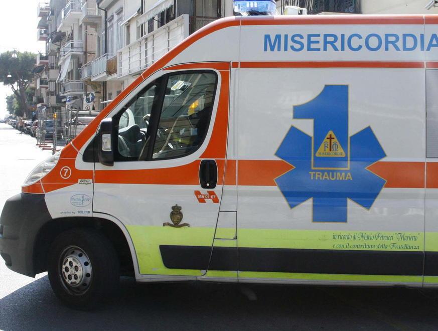 Seduta sul muretto, la travolge un’auto 