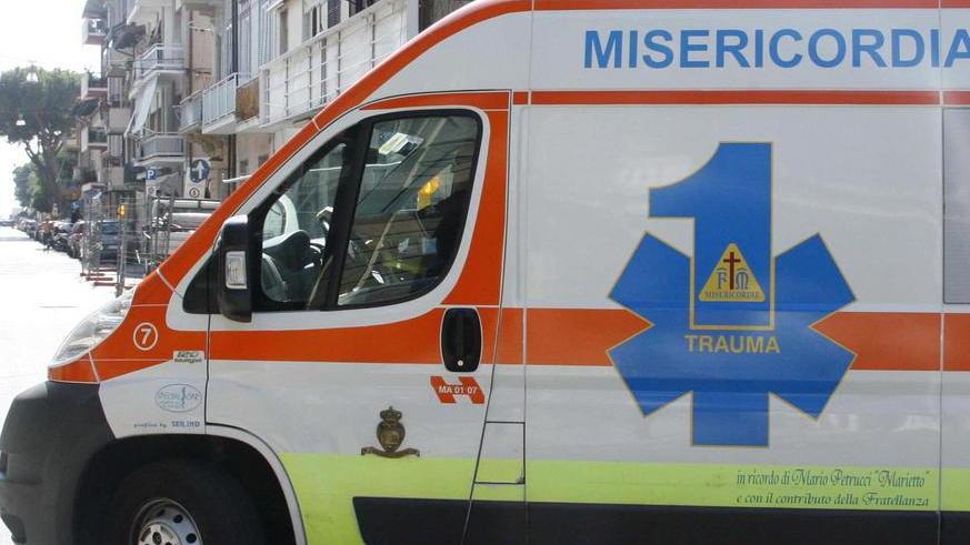 Seduta sul muretto, la travolge un’auto
