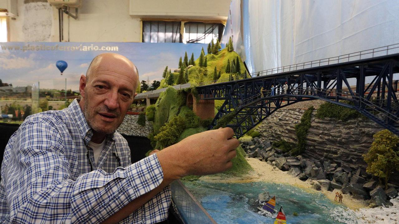 Paolo Bartali accanto al suo plastico (foto Agenzia Carlo Sestini)