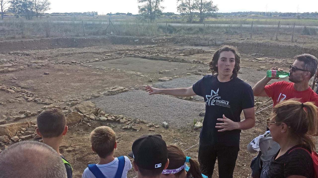 Progetto "Uomini e Cose a Vignale". Una delle tante visite organizzate durante la campagna di scavo 2015 (foto Paolo Barlettani)