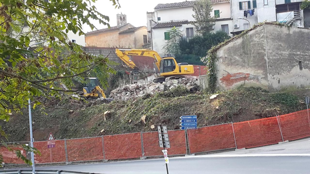 La demolizione degli ex macelli