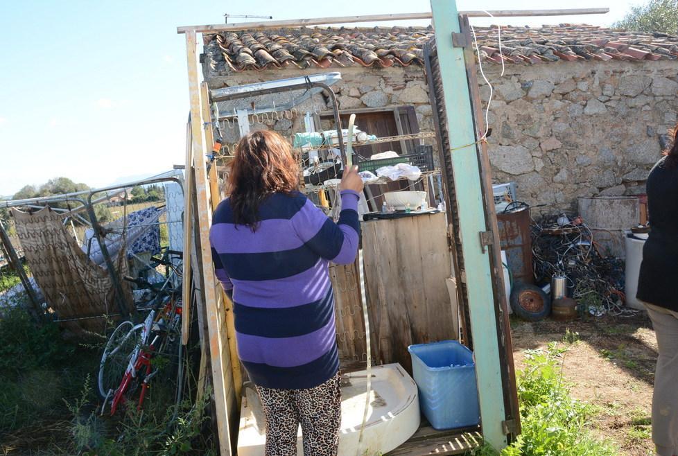 Olbia, vita da senzatetto: la casa è un fienile 