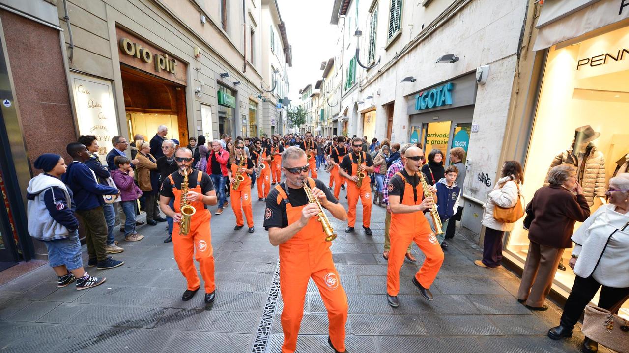 Tanta gente in centro a Empoli per il festival delle street band (Foto Agenzia Carlo Sestini)