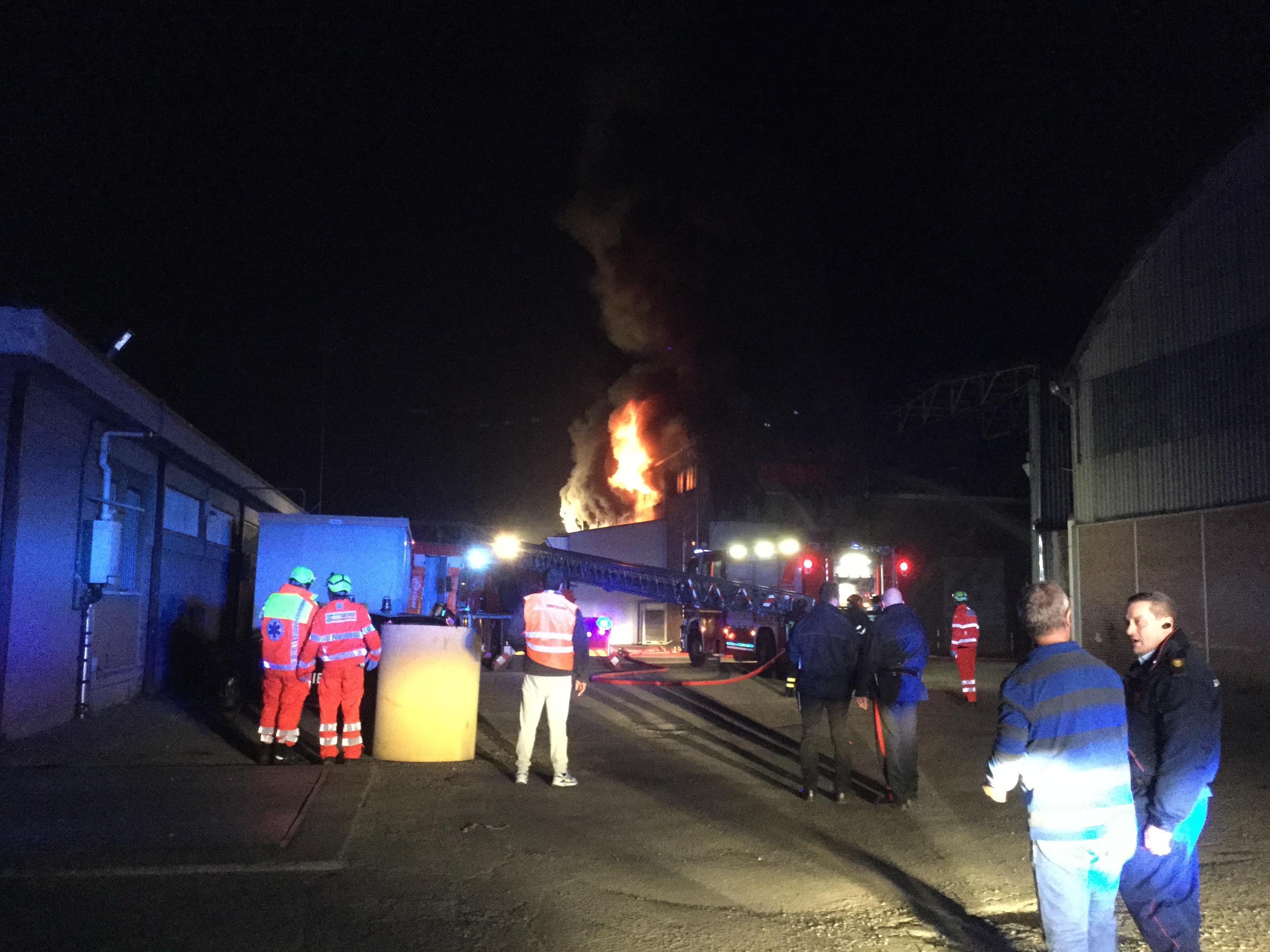 Un grosso incendio devasta il capannone della Idealservice