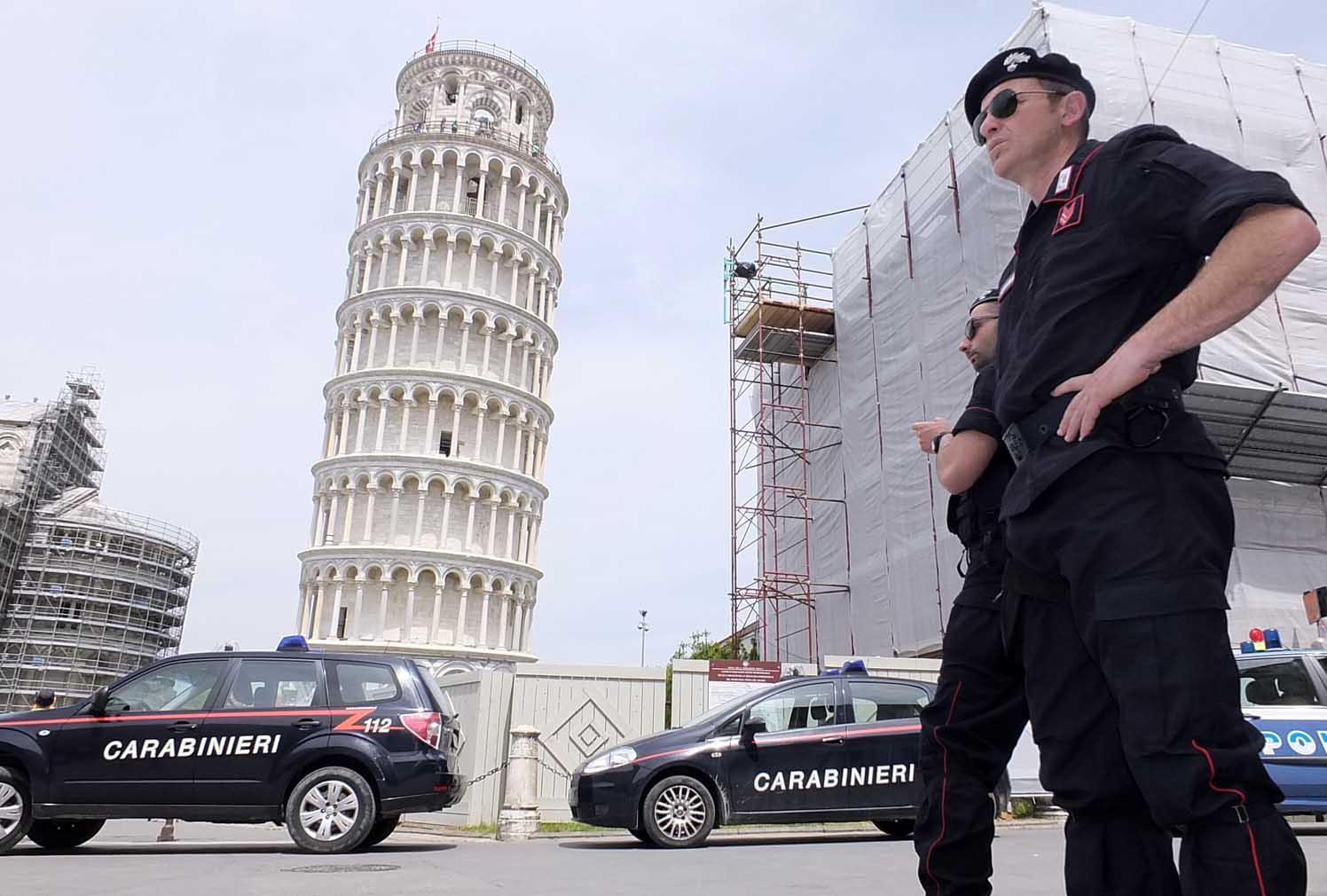 Controlli dei carabinieri in Piazza dei Miracoli a Pisa (foto d'archivio)