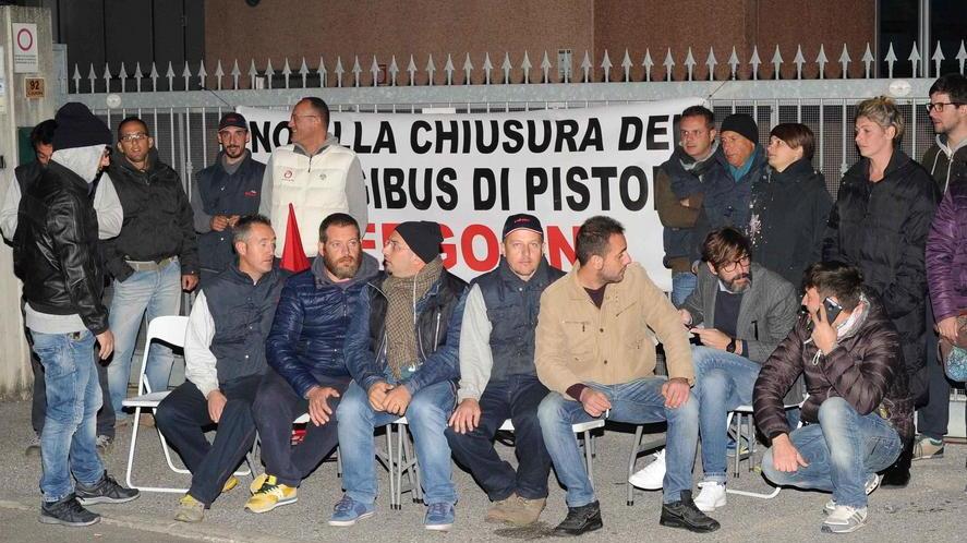 Altra notte in fabbrica in difesa del lavoro