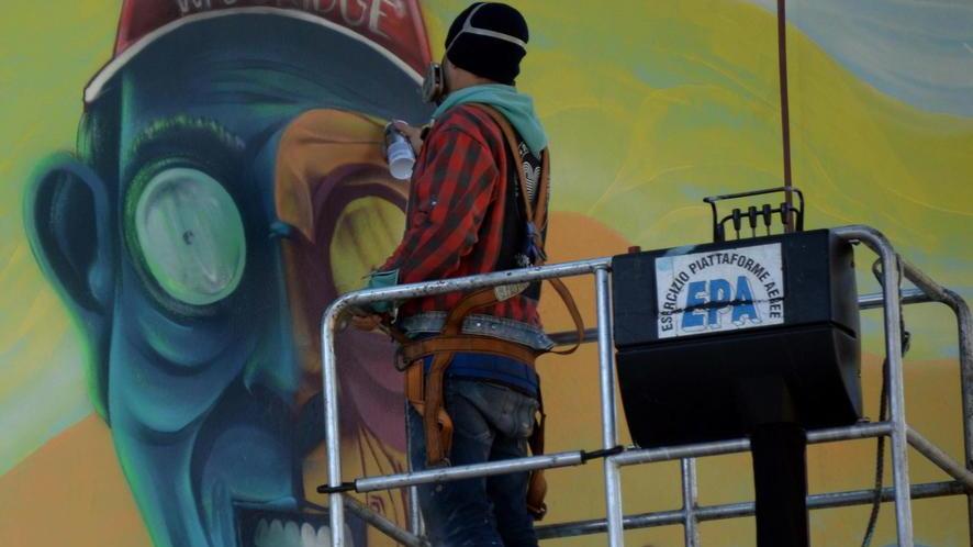 Un murale fa rivivere piazza Kennedy