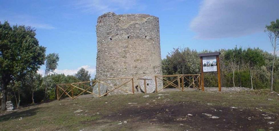 Centomila euro per ristrutturare i mulini a vento
