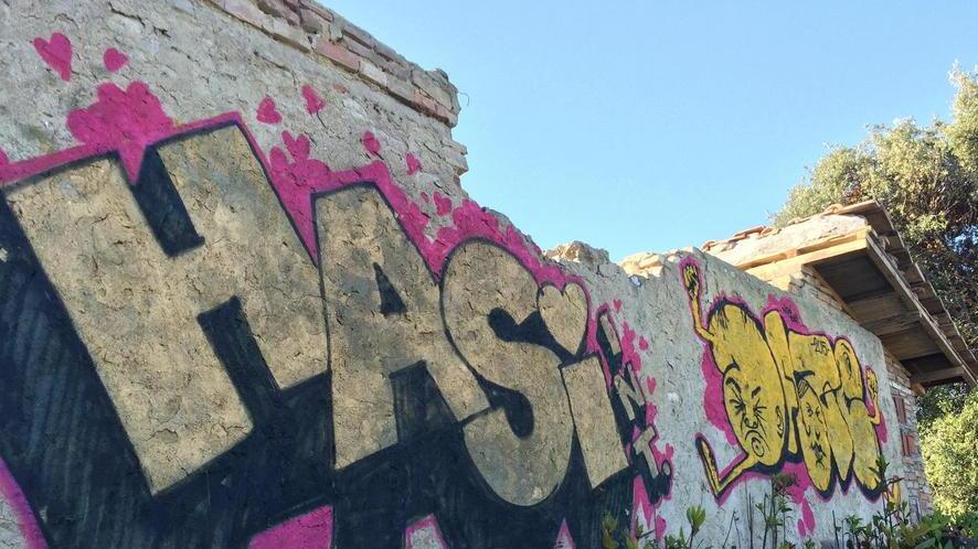 A Toiano è spuntato un murale abusivo Caccia agli autori