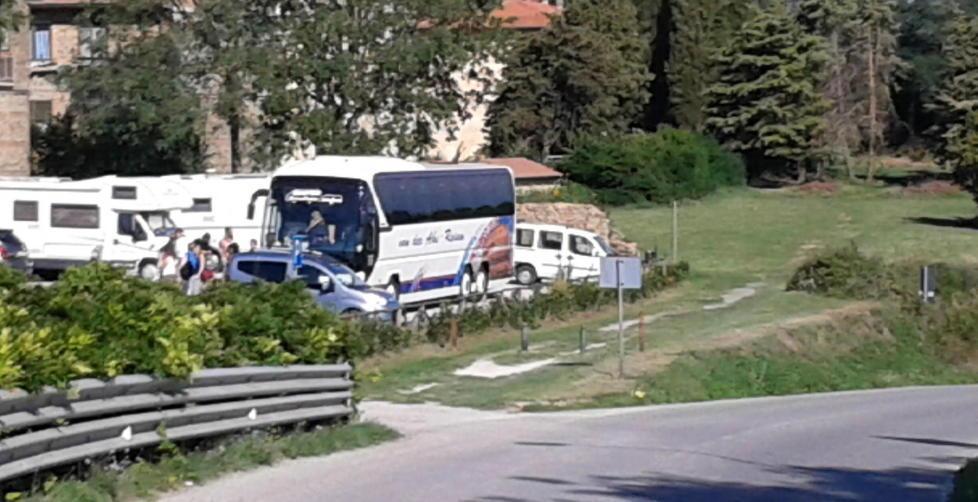 San Giusto, buche e sosta selvaggia 