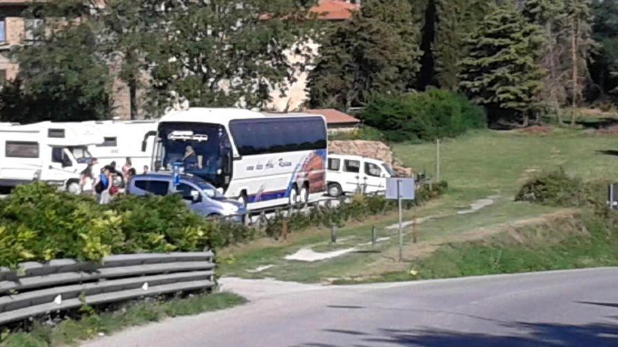San Giusto, buche e sosta selvaggia