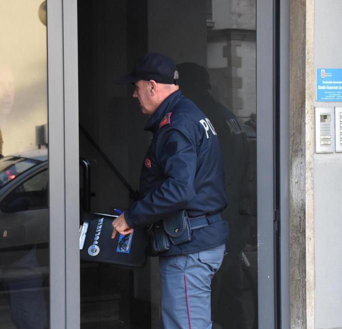 Trovata morta in casa Mistero in via Sauro 
