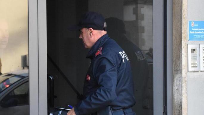 Trovata morta in casa Mistero in via Sauro