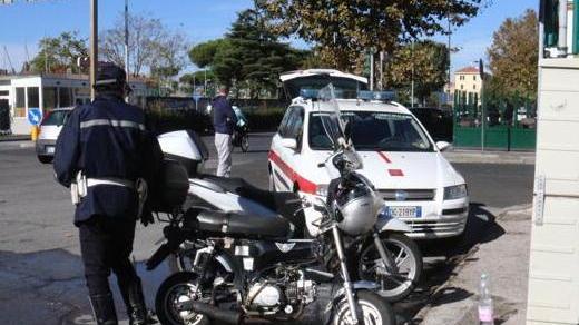 Sperona due scooter passando col rosso: feriti i conducenti