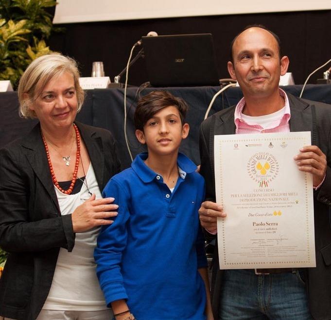 L'apicoltore Paolo Serra con uno dei tanti riconoscimenti ottenuti