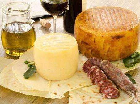 Pane, vino e formaggio nel centro storico 