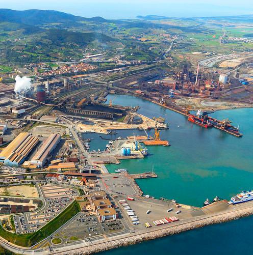 Il porto e l'area industriale  (foto Paolo Barlettani)