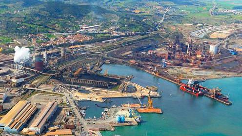 Il porto e l'area industriale (foto Paolo Barlettani)