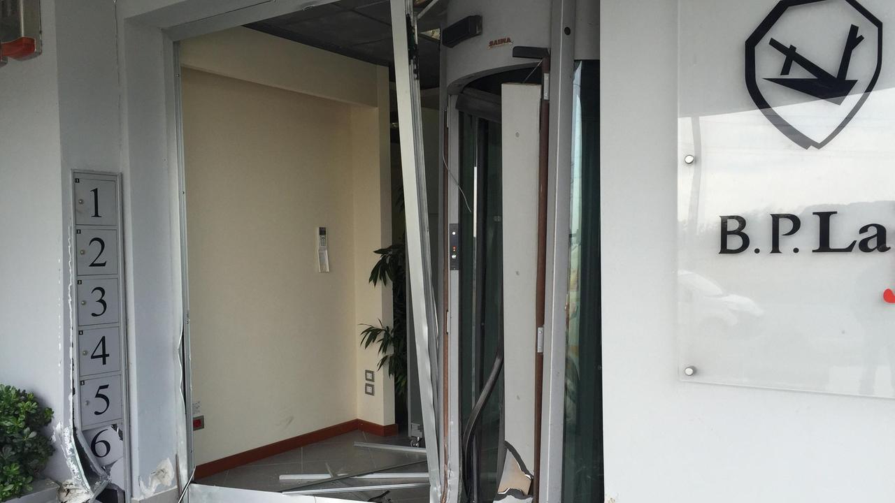 Rubano il bancomat con il carro attrezzi