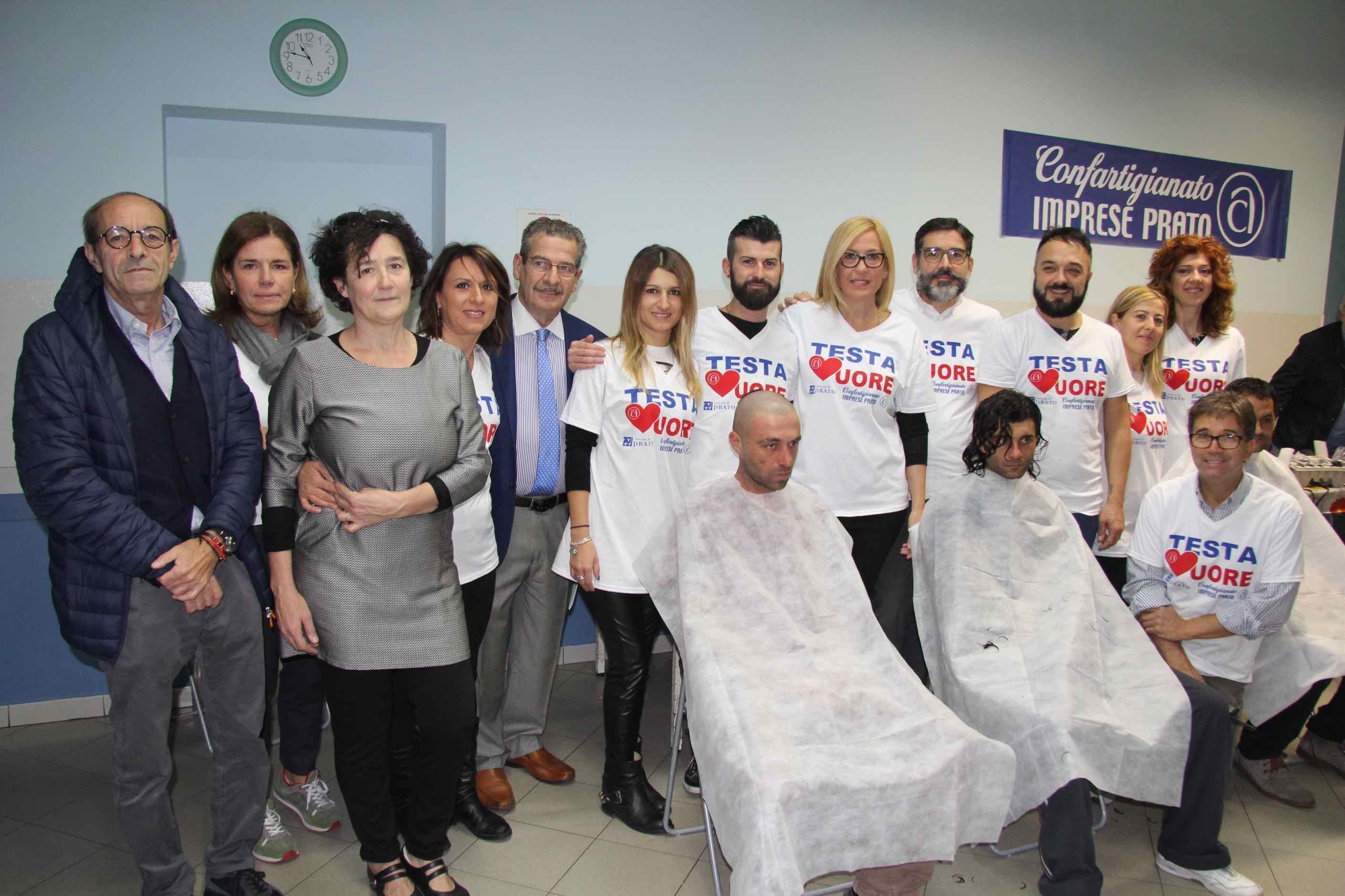 Il servizio di taglio dei capelli offerti da Confartigianato agli ospiti dell'Asilo notturno La Pira