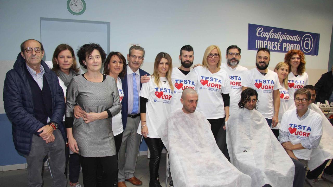 Il servizio di taglio dei capelli offerti da Confartigianato agli ospiti dell'Asilo notturno La Pira