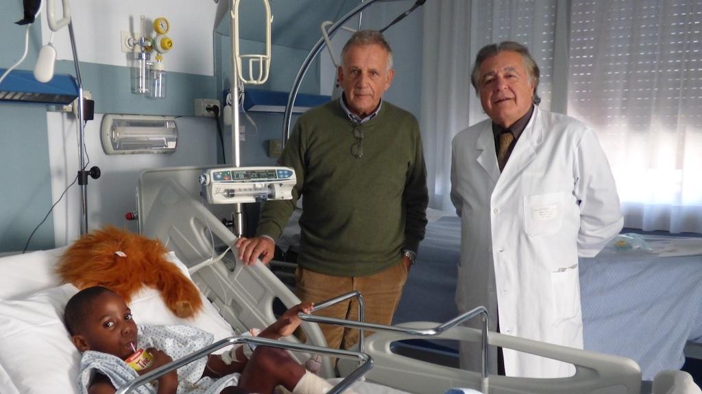 Il piccolo Felix sul letto dell'Hesperia Hospital di Modena