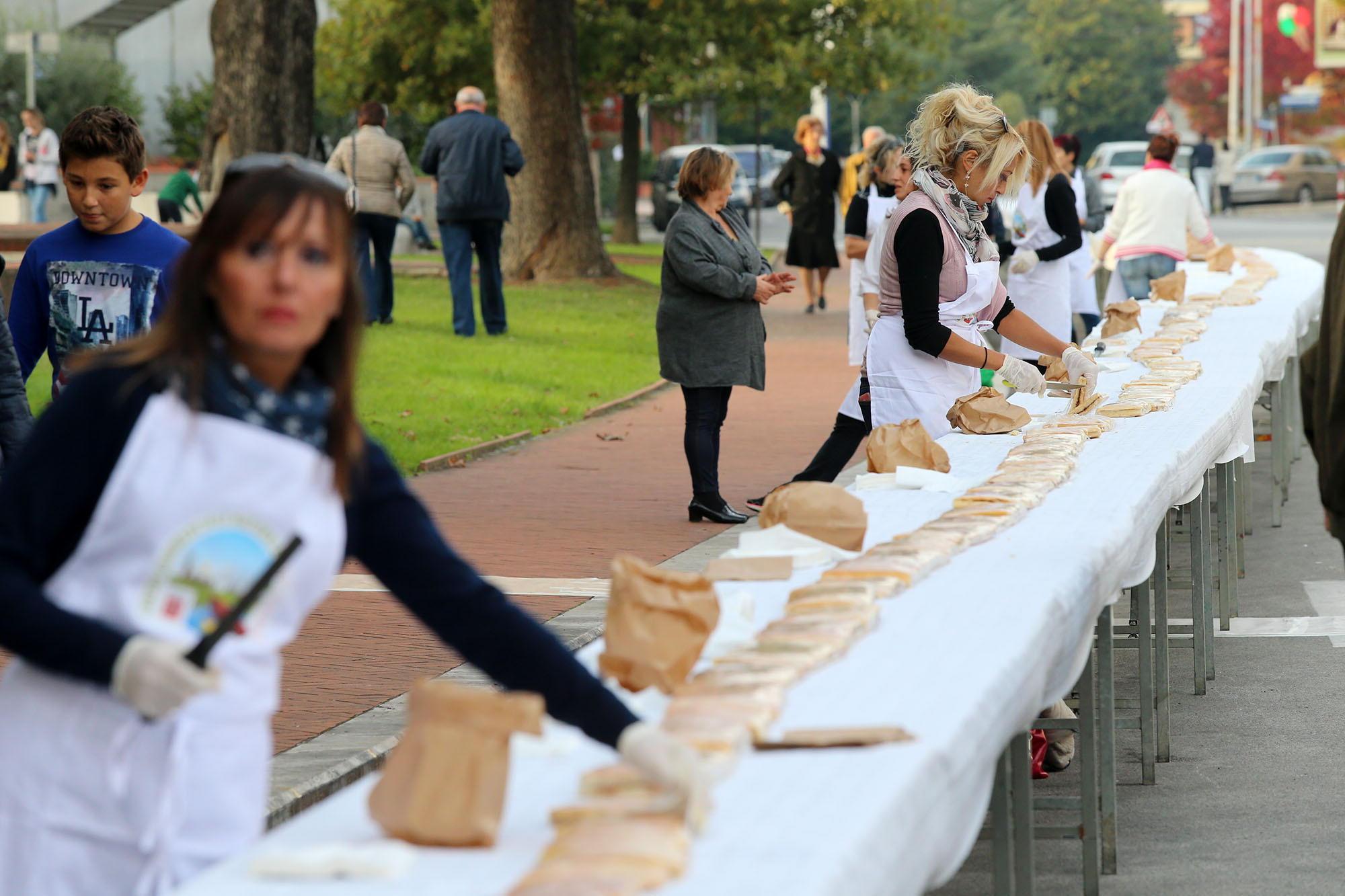 La preparazione della super focaccia a Ponte Buggianese (Foto Nucci)