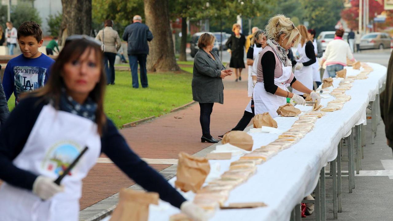 La preparazione della super focaccia a Ponte Buggianese (Foto Nucci)