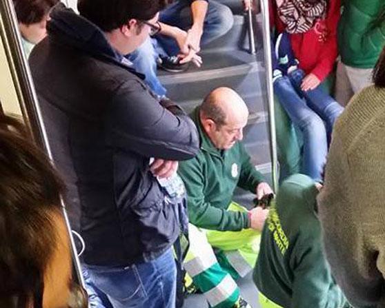 La donna soccorsa sul Vivalto (foto da Facebook)