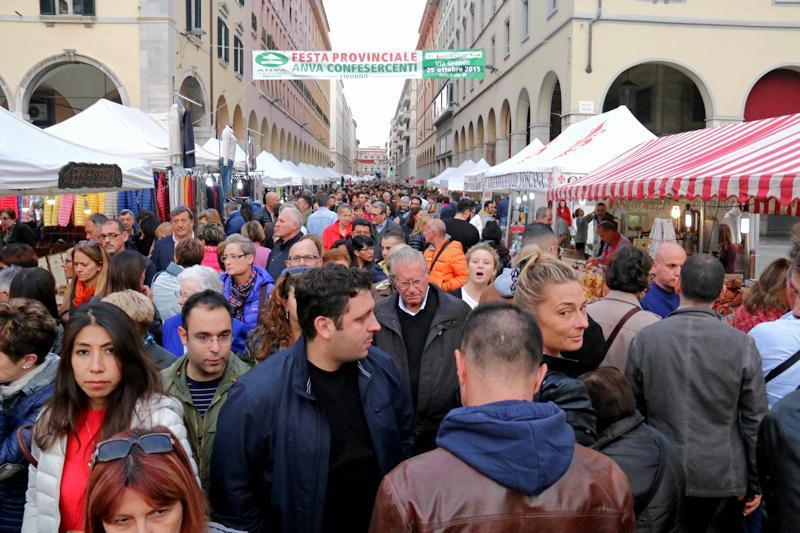 Uno dei momenti della festa provinciale degli ambulanti in via Grande (Marzi/Pentafoto)