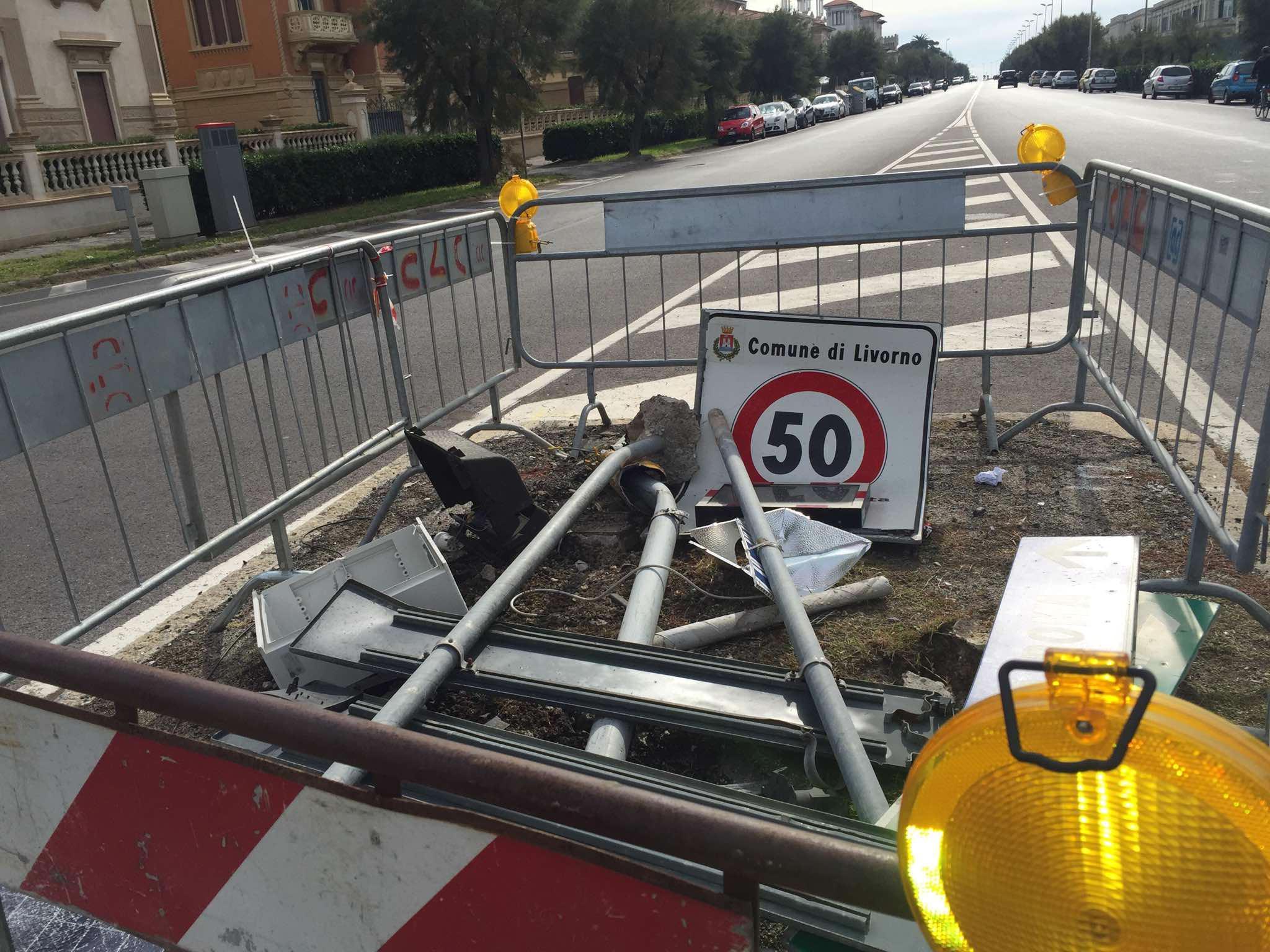 I cartelli ammucchiati sull'isolotto di Barriera Margherita (Repetti Pentafoto)
